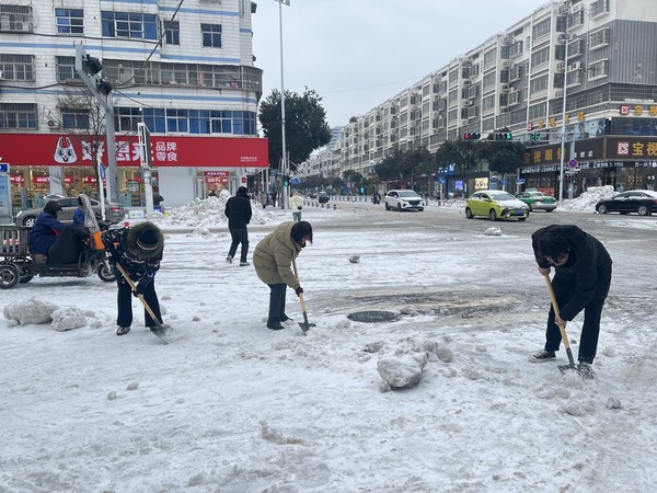 阜南縣科協開(kāi)展“破冰除雪保障出行”志願服務活動.jpg